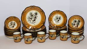 lot 15A image: Handpainted Italian Olive Motif Dishware  6-Person Set