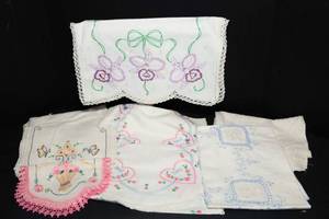 lot 90 image: Vintage Hand Embroidered Table Linens