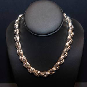 lot 115 image: Vintage Silver-Tone Monet Necklace