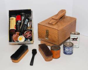 lot 142 image: Vintage 1930s Shoeshine Kit