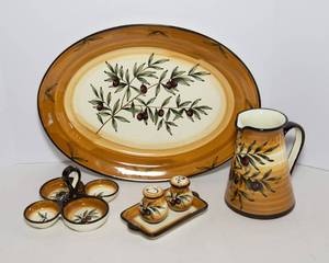 lot 129 image: Handpainted Italian Olive Motif Serving Ware  6 Pieces, Made in Italy