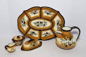 lot 174 image: Handpainted Italian Olive Motif Serving Ware  5 Pieces, Made in Italy