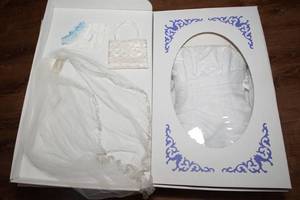 lot 195 image: Maggie Sottero Couture Vintage Wedding Dress with Accessories  Size 10