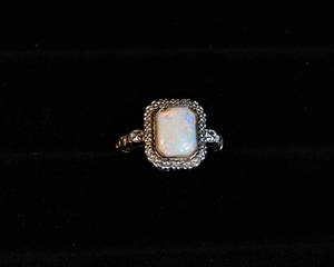 lot 6 image: Vintage 10K Gold Opal Ring