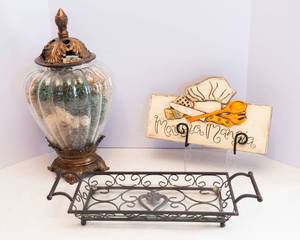 lot 249 image: Miscellaneous Home Decor Lot  Tray, Potpourri Jar & Mangia Sign