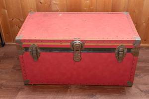 lot 233 image: Vintage Red Trunk  31 x 16.5 x 15.5