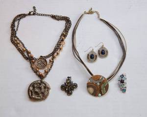 lot 234 image: Mixed Jewelry Lot  Gold Tone, Silver Tone & Pendant Pieces