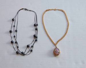 lot 231 image: Set of Two Necklaces  Vintage Perfume Locket & Beaded Necklace