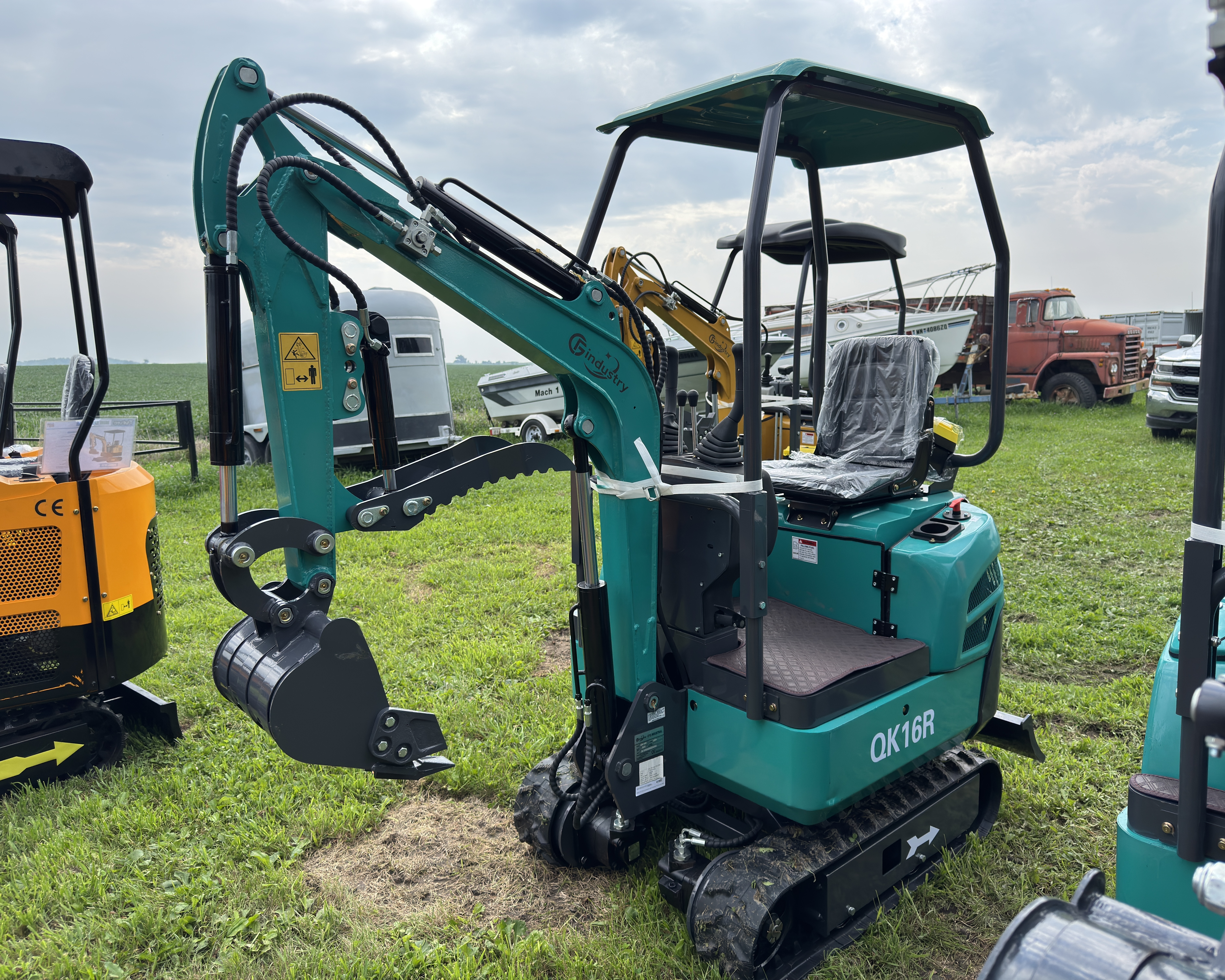 lot 1195 image: 2025 CFG Mini Excavator with Powered Thumb (QK16R)