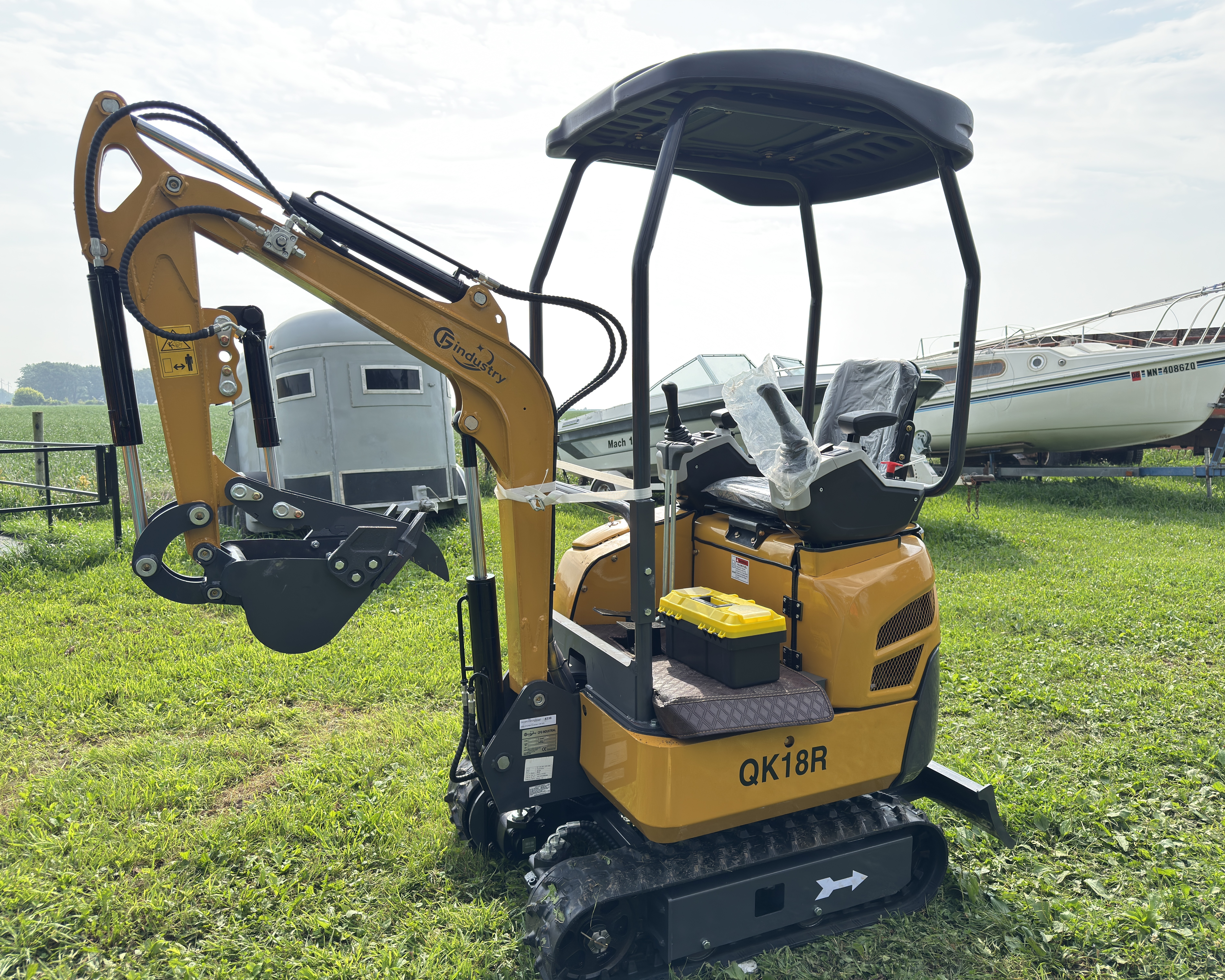 lot 1538 image: 2025 CFG Mini Excavator (QK18R)