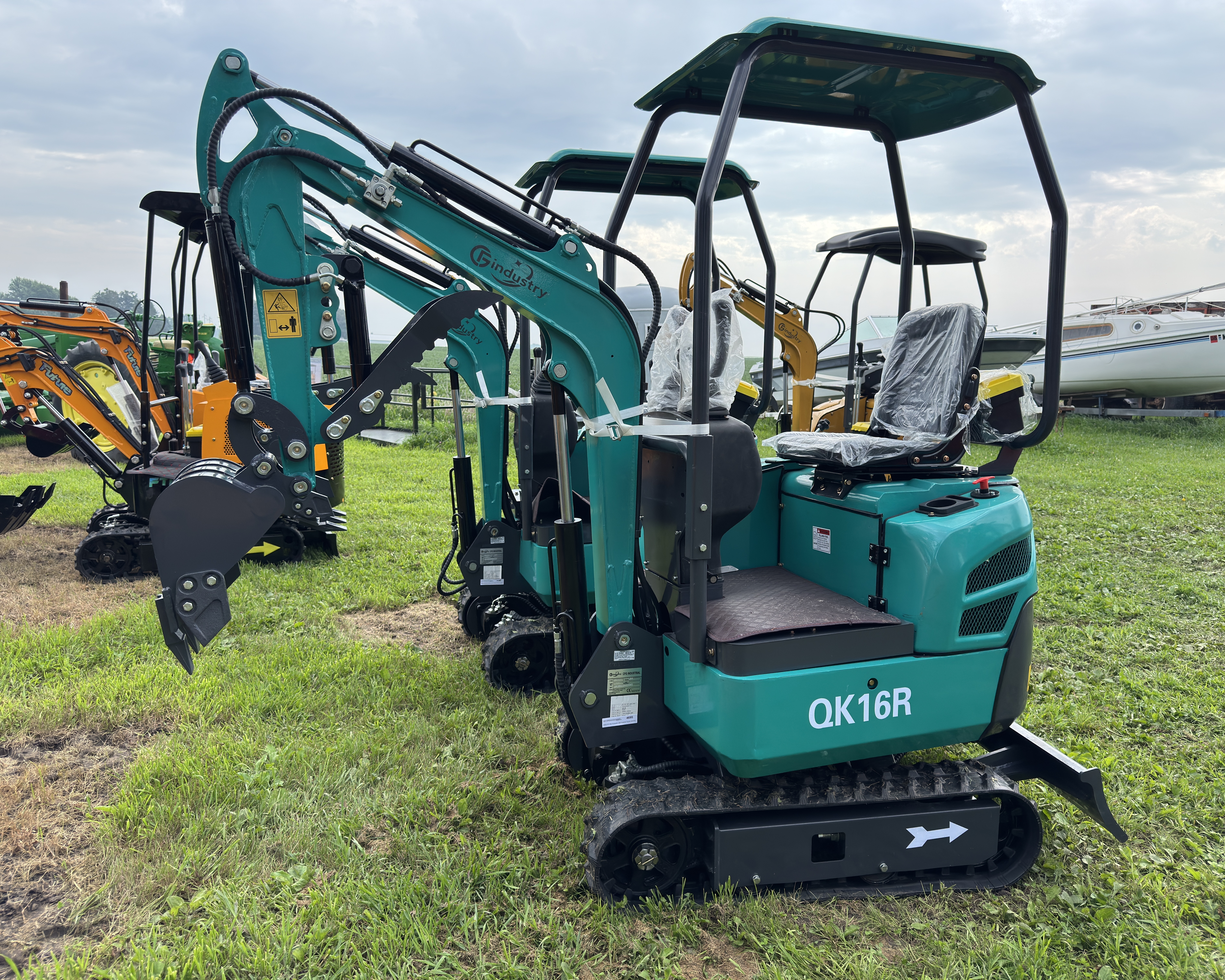 lot 1695 image: 2025 CFG Mini Excavator with Powered Thumb (QK16R)