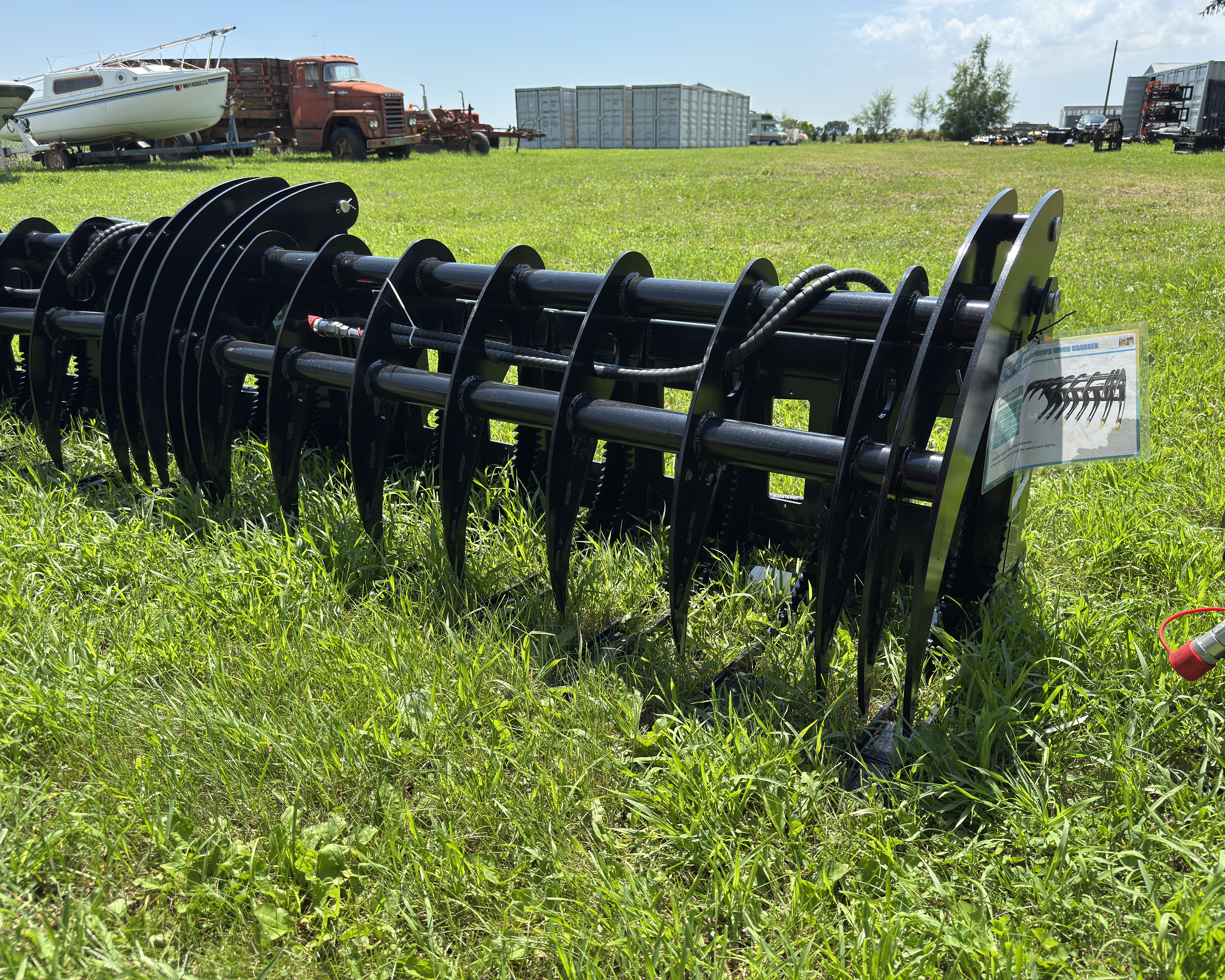 lot 4755 image: FUTURE Skid Steer GrappleCurved Log Grabber, 72 (FT-CLG72C)