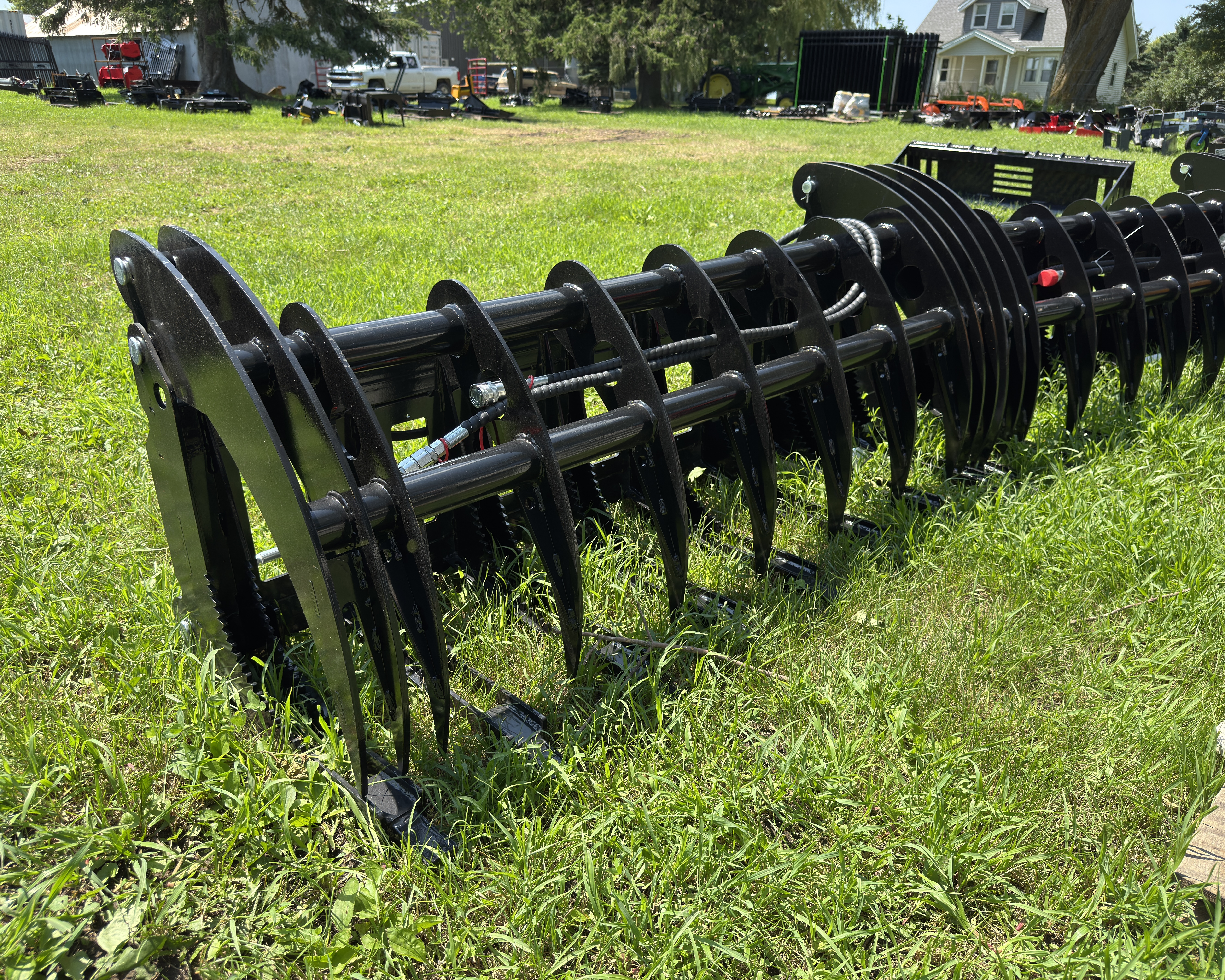 lot 4955 image: FUTURE Skid Steer GrappleCurved Log Grabber, 72 (FT-CLG72C)