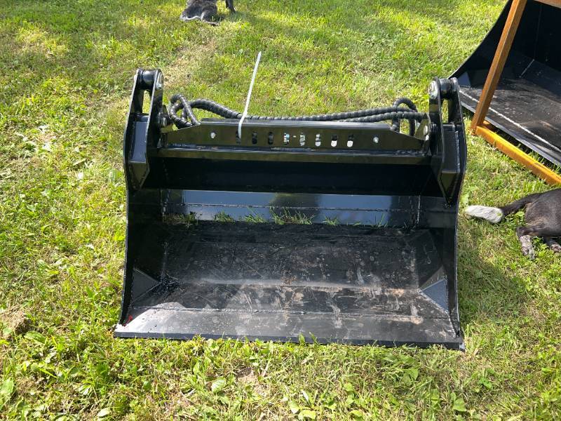 lot 5444 image: FUTURE Mini Skid Steer 4 in 1 Bucket (FT-XKH39F  FT-SHY41)