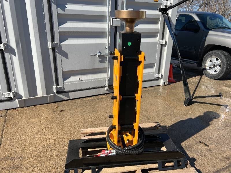 lot 4293 image: FUTURE Skid Steer Post Driver (FT-D680)