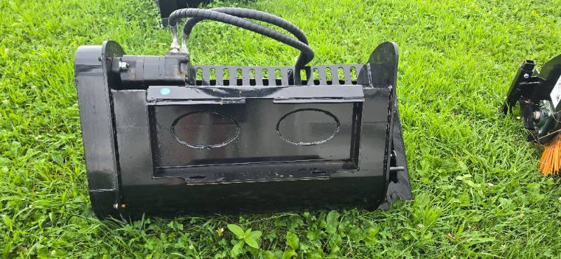 lot 5944 image: FUTURE Mini Skid Steer Mixing Bucket, 32 Inch (FT-JBD)