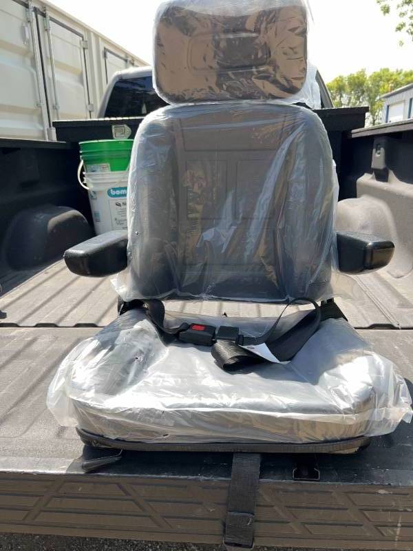 lot 7080 image: FUTURE Luxury Equipment Seat