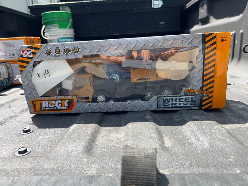 lot 9670 image: FUTURE Remote Control Crane Toy Truck (C285)