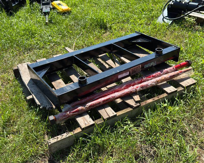 lot 4299 image: FUTURE Skid Steer Bale Fork (FT-BF47C)