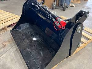 lot 5044 image: FUTURE Mini Skid Steer 4 in 1 Bucket (FT-XKH39F  FT-SHY41)