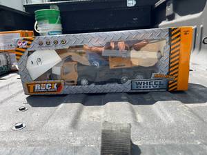 lot 9570 image: FUTURE Remote Control Crane Toy Truck (C285)