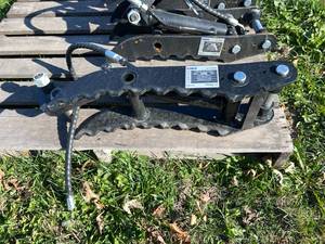 lot 6009 image: SDLANCH Hydraulic Thumb Clamp (IRETC)