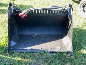 lot 5086 image: SDLANCH Mini Skid Steer 4-in-1 Bucket