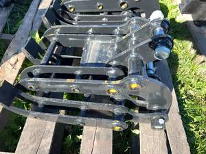 lot 6400 image: SDLANCH Mini Excavator Wood Grabber