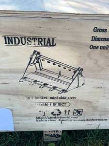 lot 5319 image: AGT Mini Skid Steer Bucket (M-4IN1BCT)