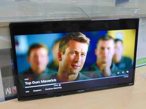 lot 20 image: 32 Inch Westinghouse 32 720P HD Smart Roku TV WR32HT2212
