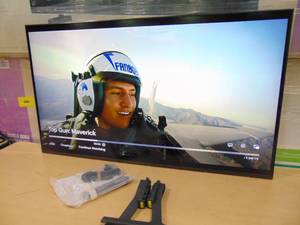 lot 22 image: 43 Inch Samsung DU7200  4K HDR Smart LED TV