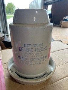 lot 8 image: Redwing Ko-rec feeder