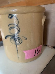 lot 16 image: Redwing 3 gal crock