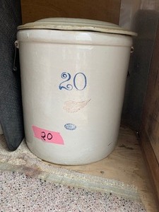 lot 20 image: Redwing 20 gal crock