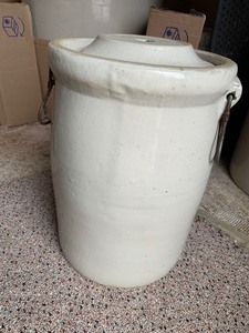 lot 21 image: Redwing butter churn, no plunger