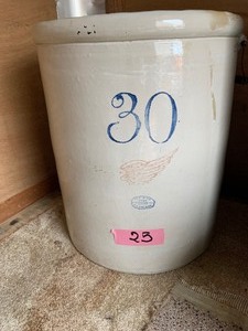 lot 25 image: Redwing 30 gal crock, beautiful