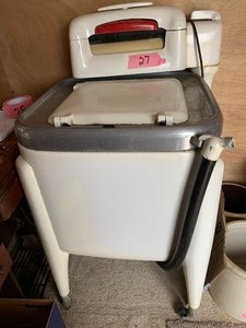 lot 27 image: Electric wringer washer