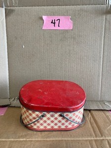 lot 47 image: Red plaid lunch box