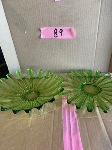 lot 89 image: Federal glass limelight green serving set