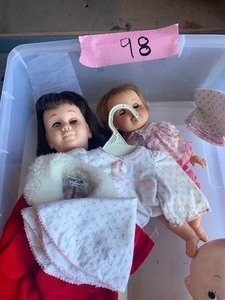 lot 98 image: Vintage dolls with tote
