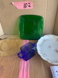 lot 102 image: Misc glassware