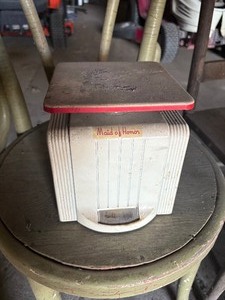 lot 136 image: Vintage Kitchen Scale