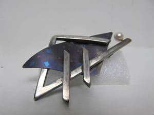 lot 10 image: Excellent Larger Sterling Silver Sculptural Modernist Brooch wGenuine Pearl