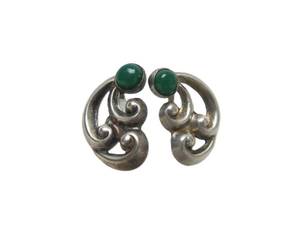 lot 16 image: Classic 1950s-60s era Southwestern Sterling Silver & Green Stone Earring Set