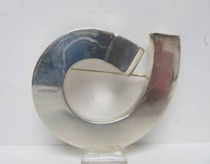 lot 19 image: Large Sculptural Sterling Silver Brooch 