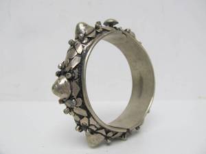 lot 42 image: Old Vintage Yemeni Bedouin Silver Bracelet