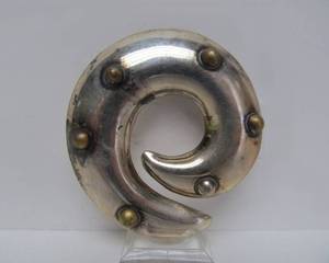 lot 43 image: Vintage TAXCO Sterling Silver Round Swirl Brooch wBrass Studs
