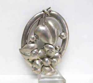 lot 45 image: Large Vintage Sterling Silver Brooch wLeaf Design