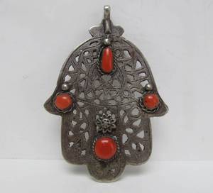 lot 46 image: LARGE Vintage Moroccan Hand Pendant wInset Coral Stones