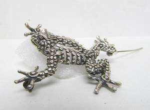 lot 49 image: Vintage Stippled Sterling Silver Frog Brooch 
